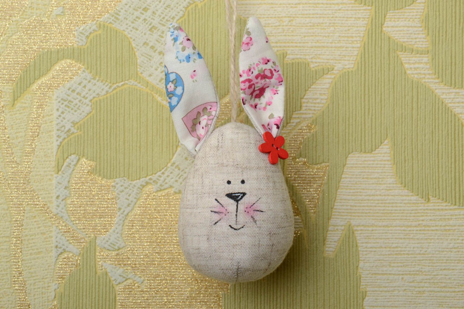 Пасхальная интерьерная подвеска кролик из хлопковой ткани ручной работы фото 1