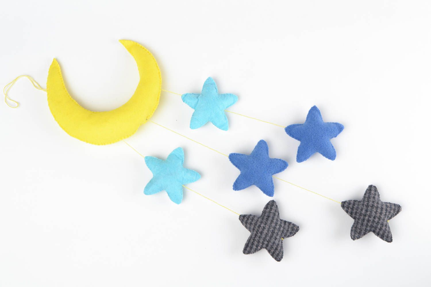 Фетровая авторская игрушка для декора в виде луны со звездами ручной работы фото 3