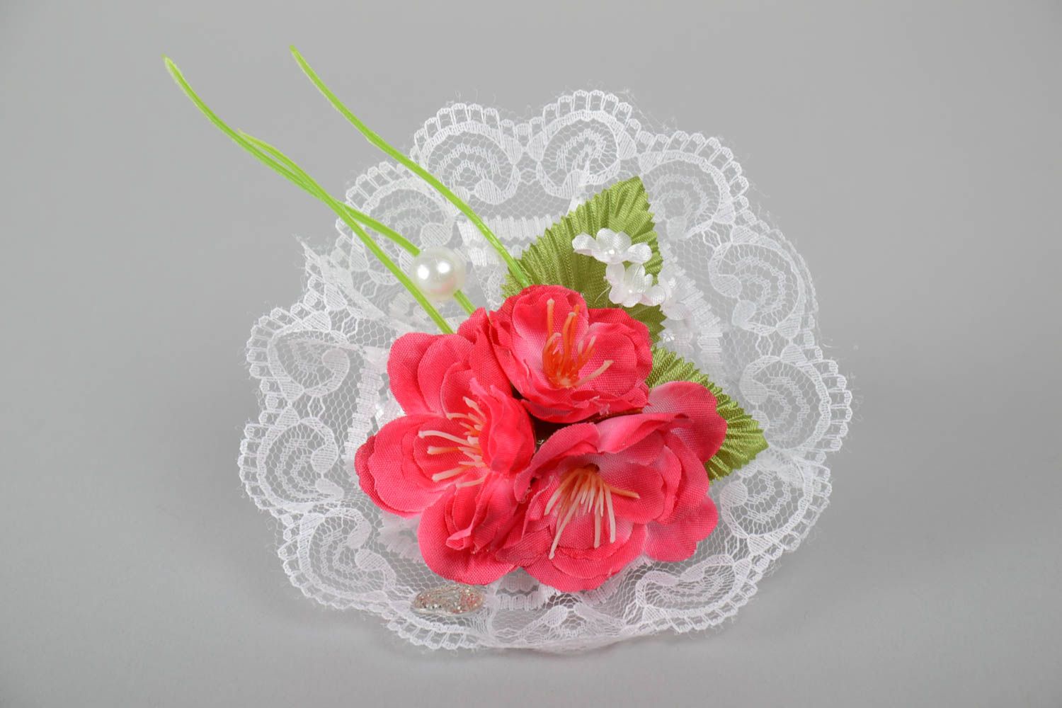 Handmade Hochzeit Armband aus Kunstblumen mit Spitze und Plastikelementen foto 4