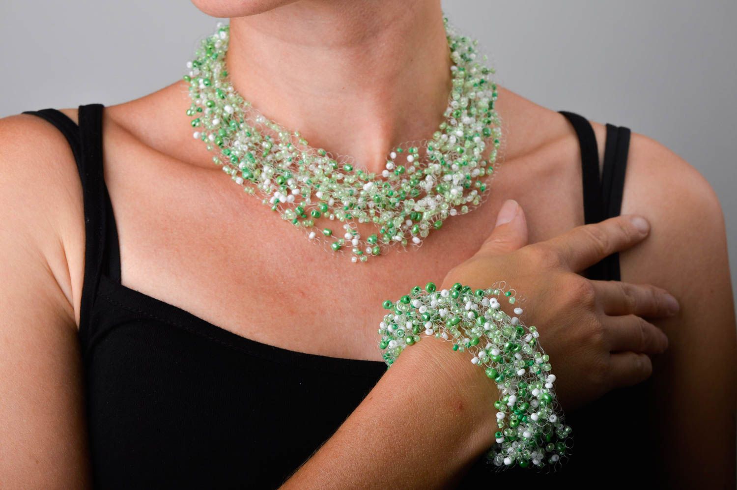 Parure collier bracelet Bijoux faits main verts perles de rocaille Cadeau femme photo 1