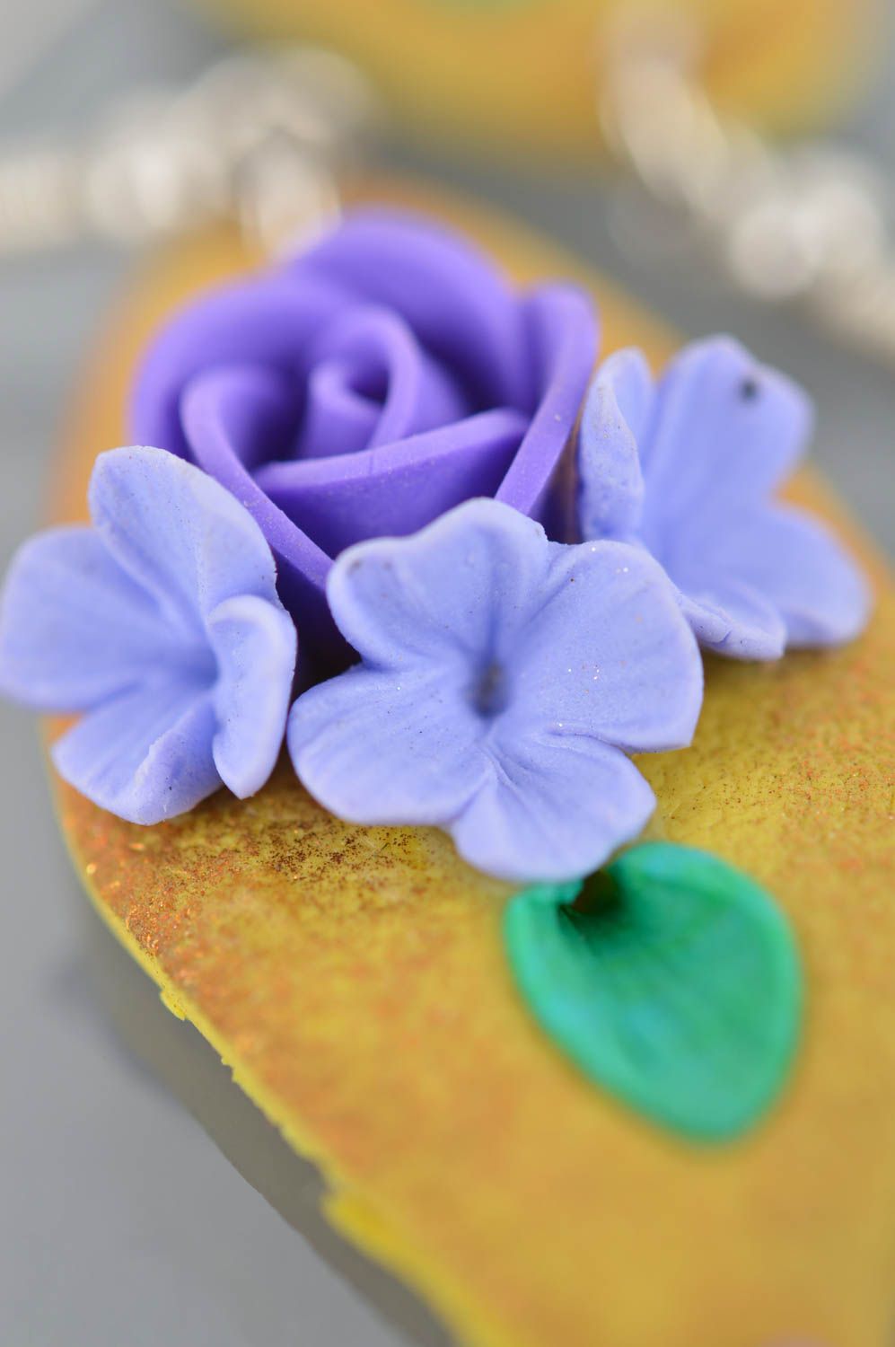 Lange Ohrringe aus Polymerton Tropfen mit Blumen schön künstlerische Handarbeit foto 4