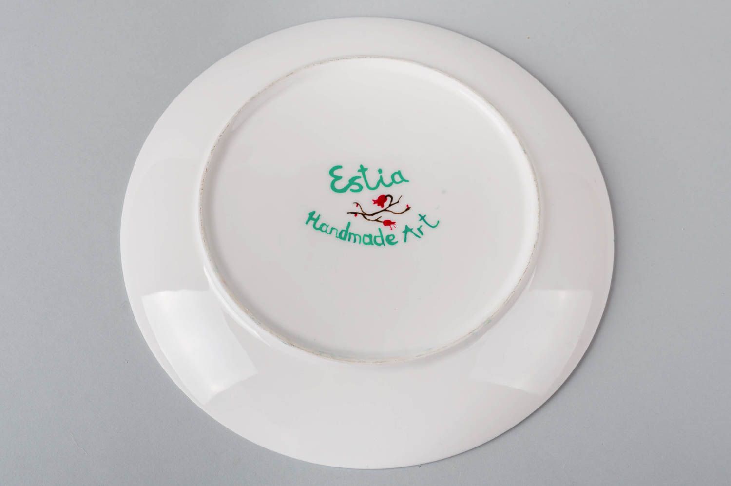 Тарелка из глины с авторской росписью белая с зелеными узорами ручной работы фото 2