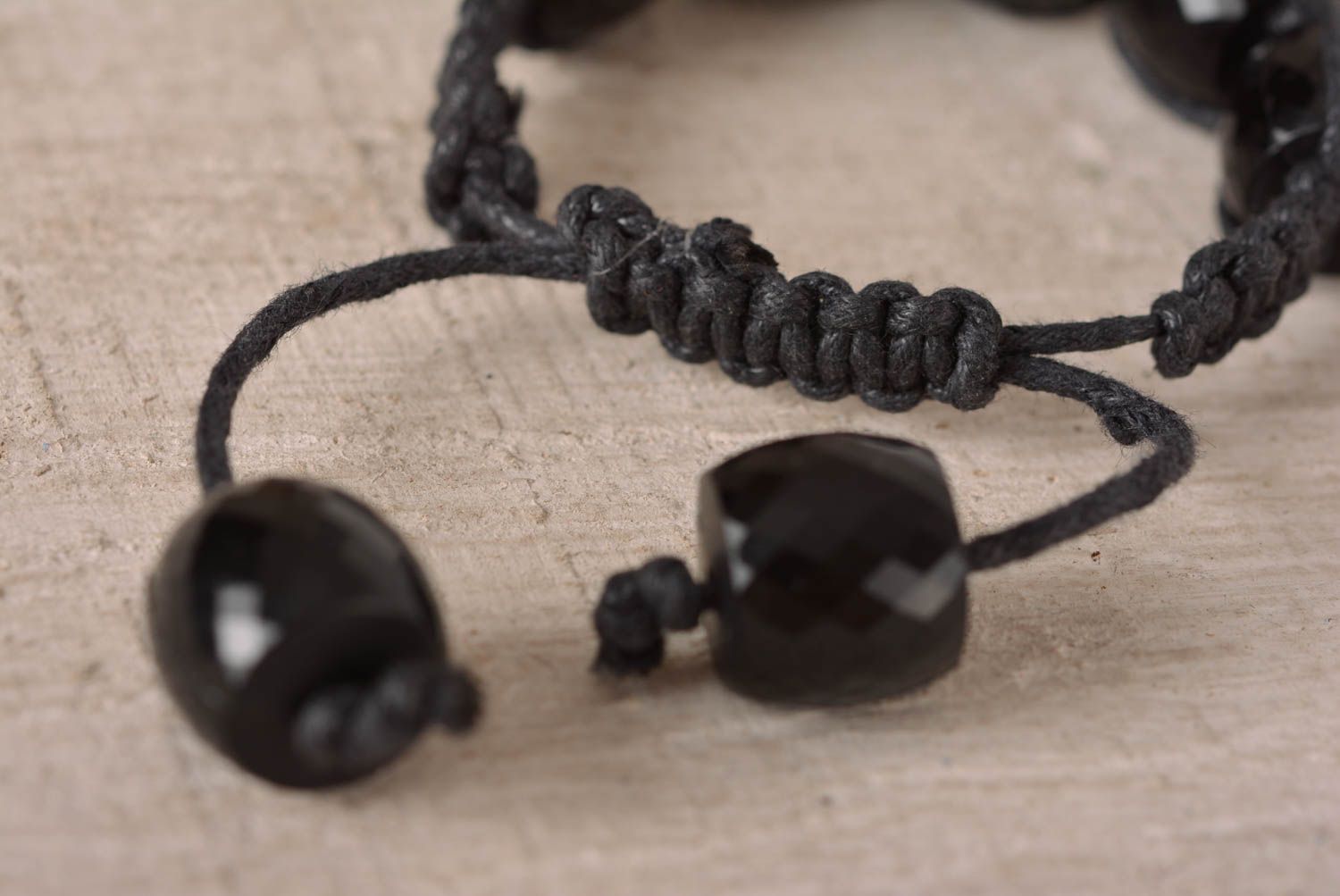 Bracelet textile noir Bijou fait main tressé Accessoire femme design de créateur photo 4