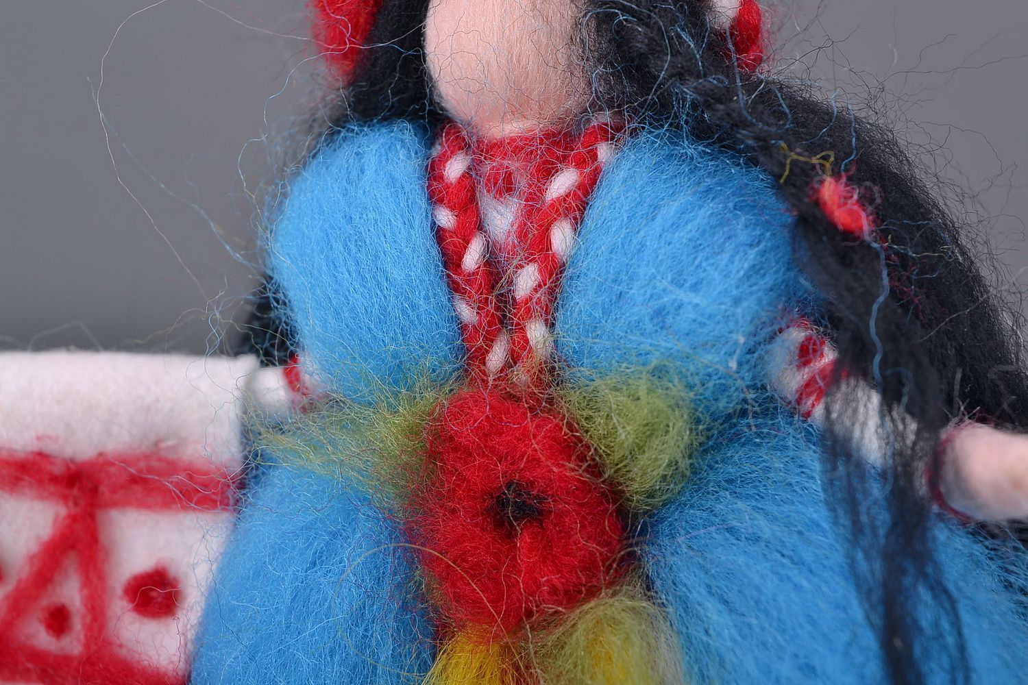Bambola in casa di lana fatta a mano pupazzo tessile originale da bambina foto 2