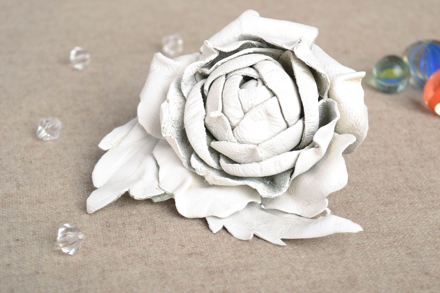 Broche en cuir fait main Broche fantaisie Accessoire femme fleur blanche photo 1