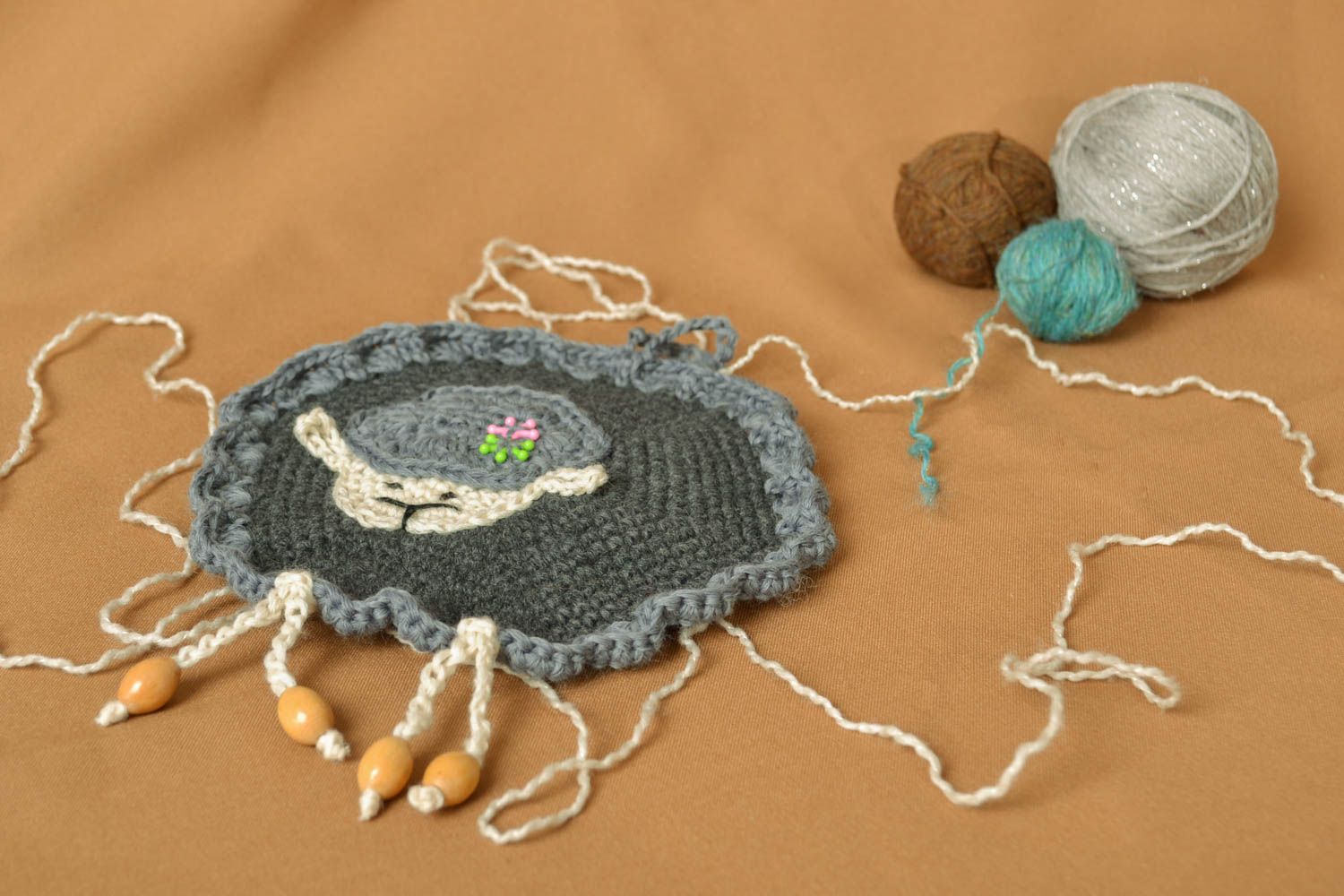 Jouet de suspension fait main gris joli original tricoté au crochet Brebis photo 5