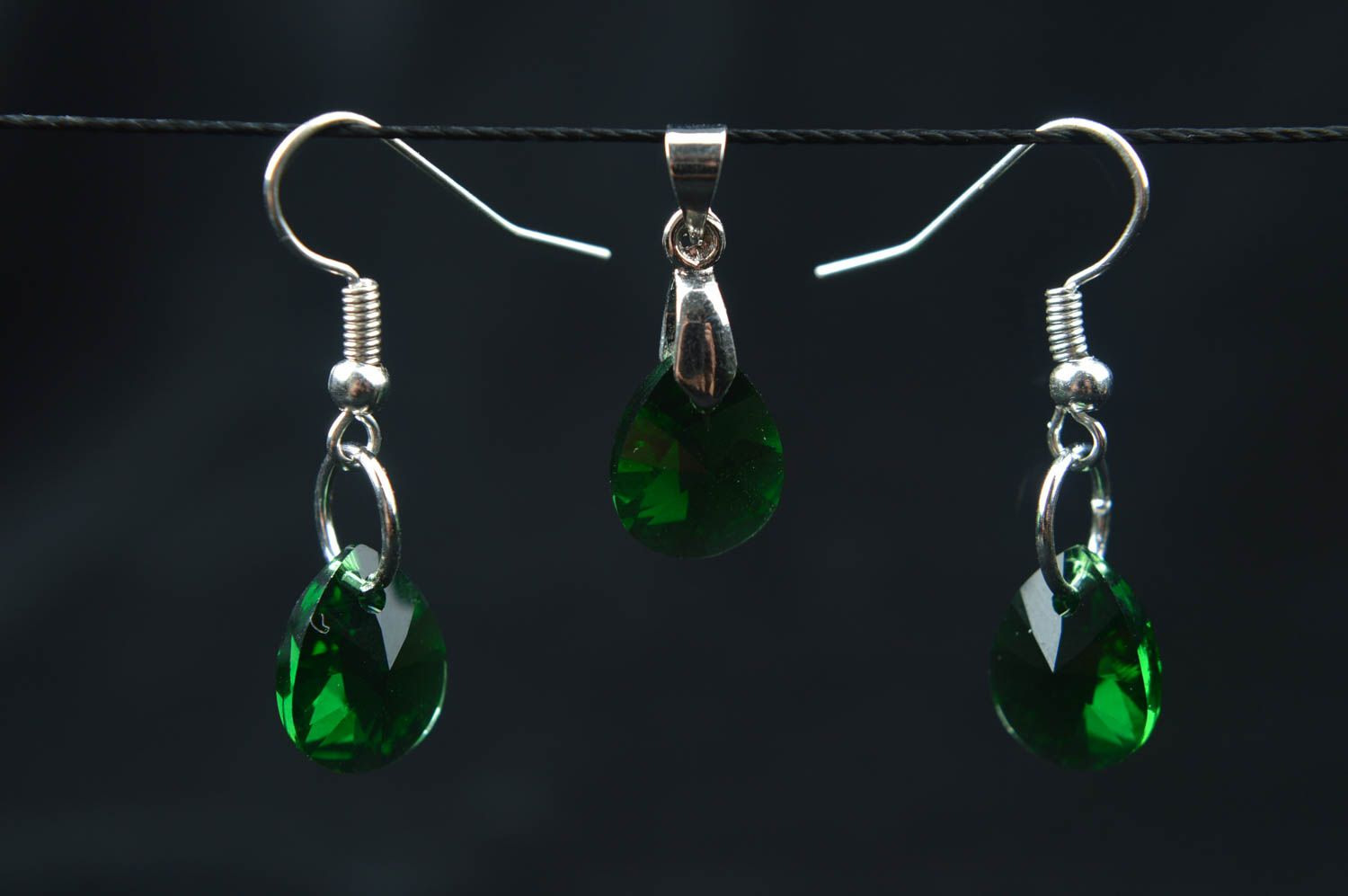 Conjunto de bisutería artesanal de pendientes y colgante de cristal verde foto 1