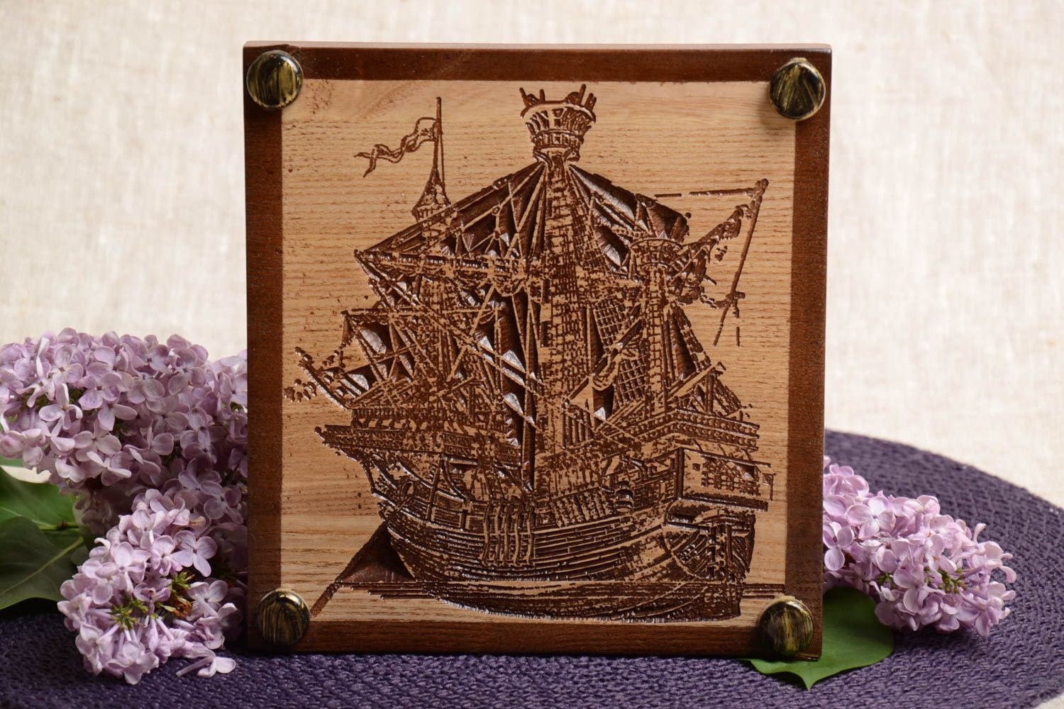 Tableau carré en bois de frêne fait main sculpté petit original avec navire photo 1