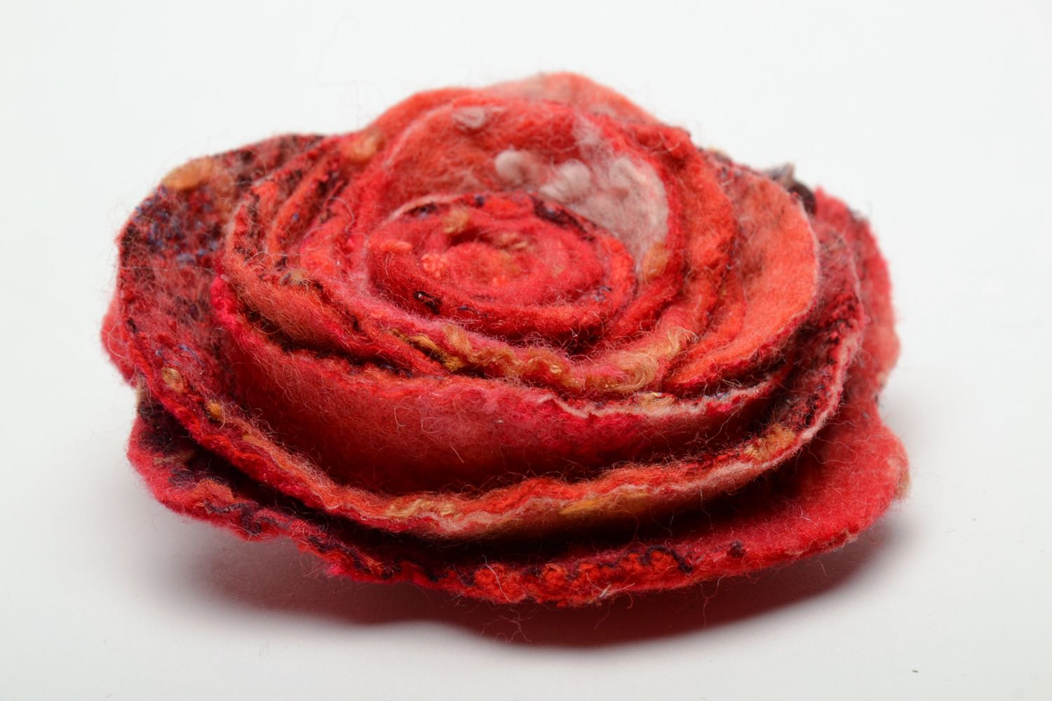 Broche en laine feutrée fleur rouge photo 4