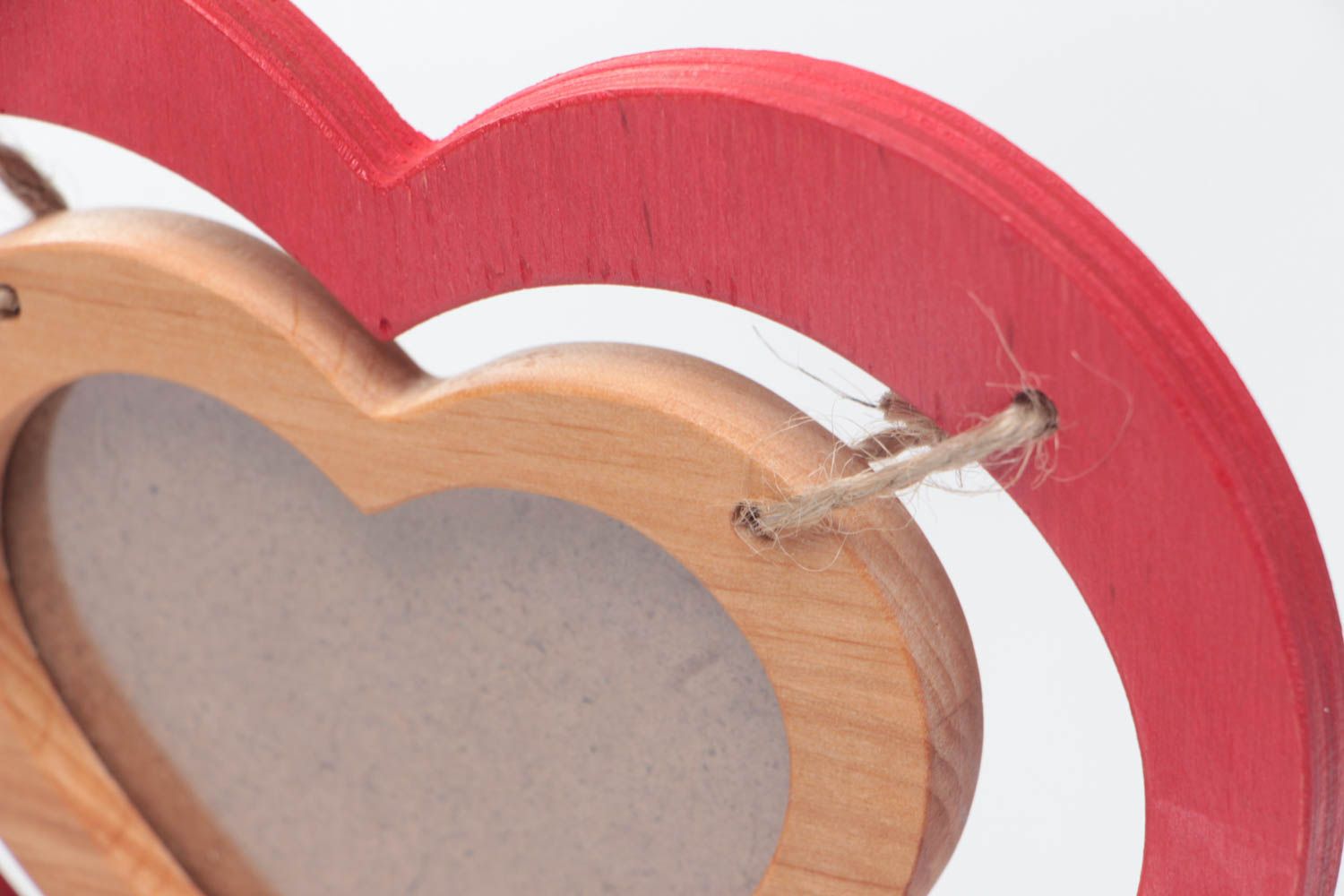 Handgemachter roter Fotorahmen aus Holz in Form eines Herzen schön auf Ständer foto 3
