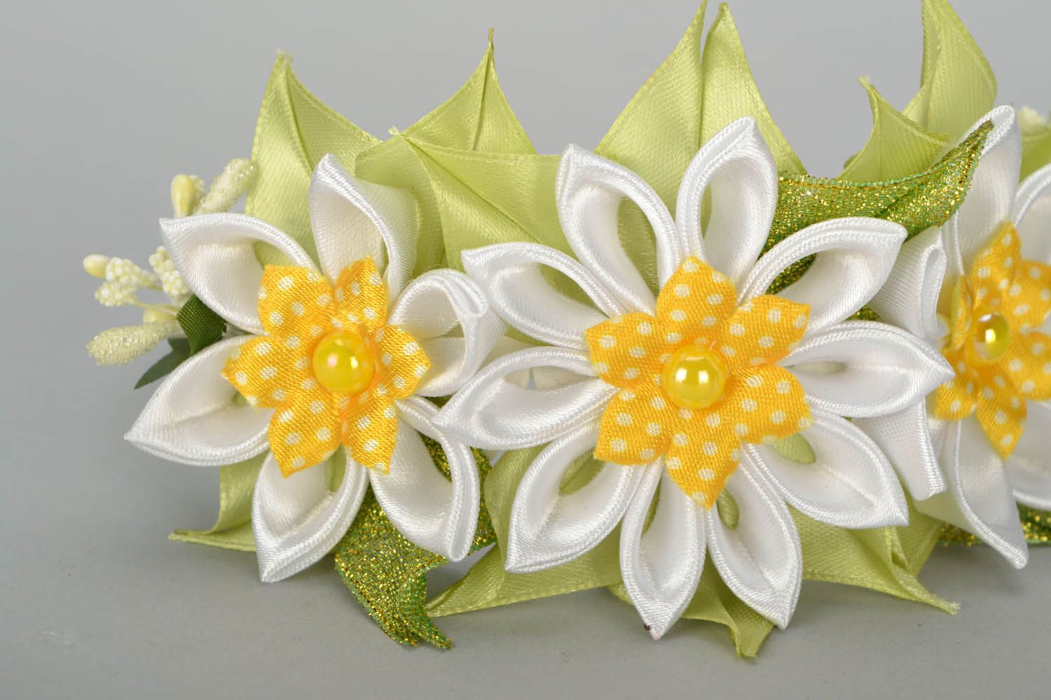 Diadema con flores blancas foto 3