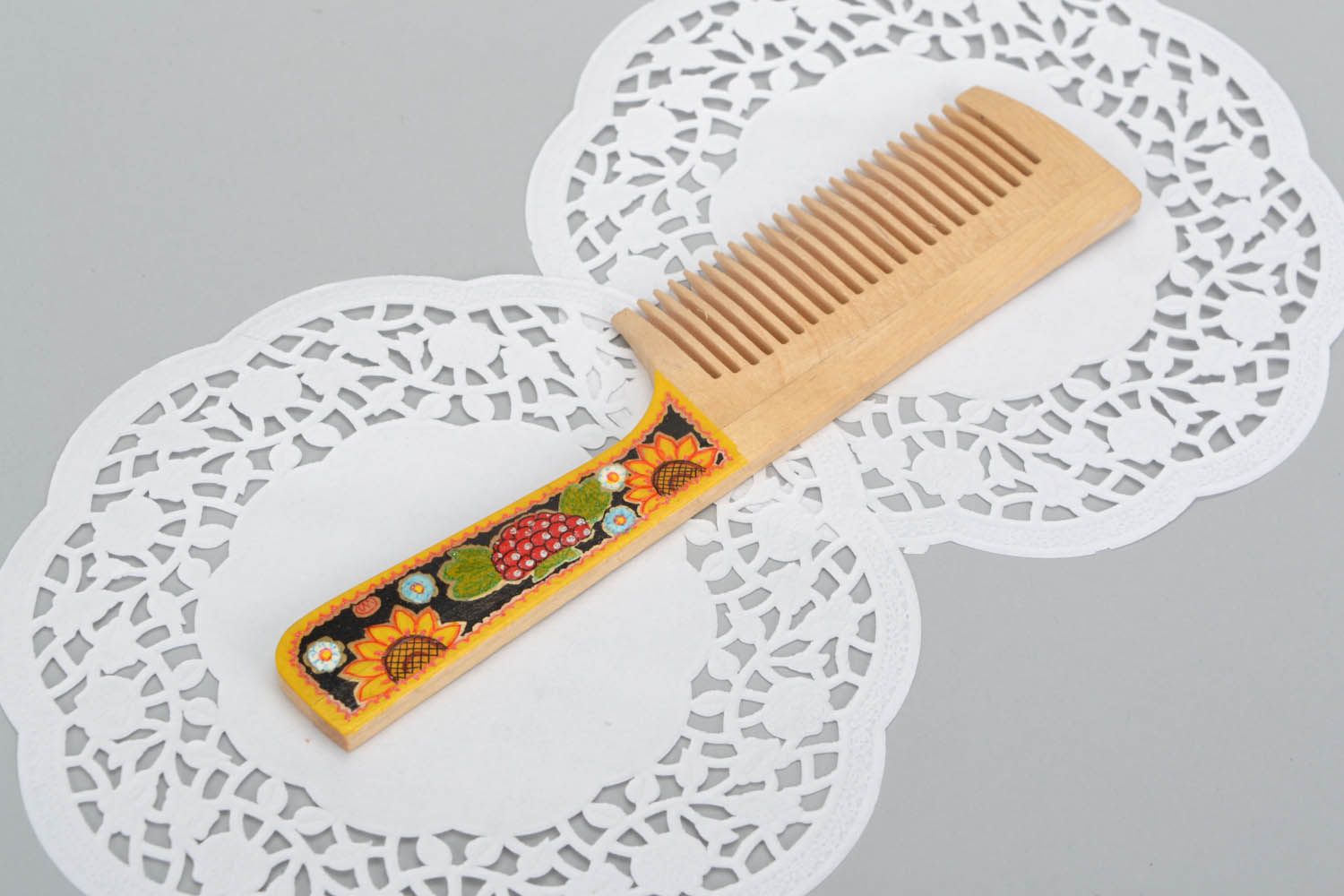 Comb with painted handle photo 1