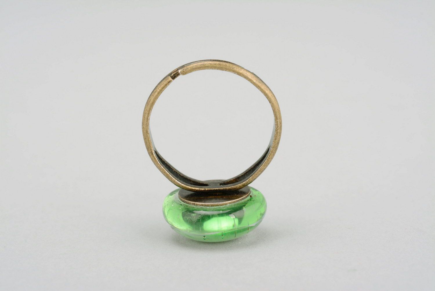 Кольцо со стеклянным элементом зеленое фото 4