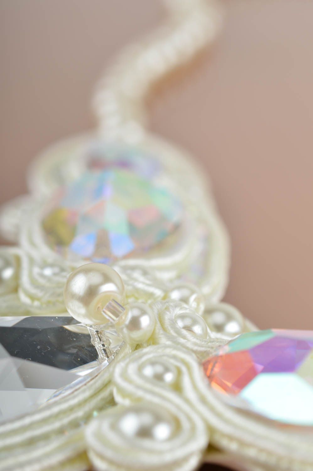 Joli collier soutache festif fait main blanc avec cristaux accessoire cadeau photo 4