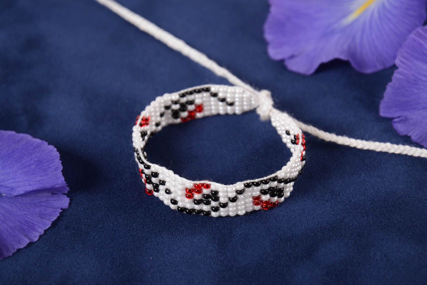 Bracelet en perles de rocaille tchèques blanc à motif fait main à nouer photo 1