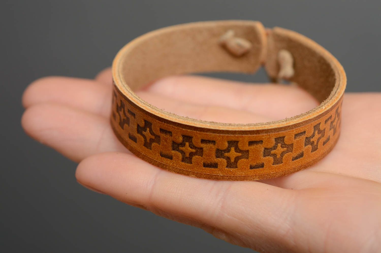 Ginger carved leather bracelet photo 4