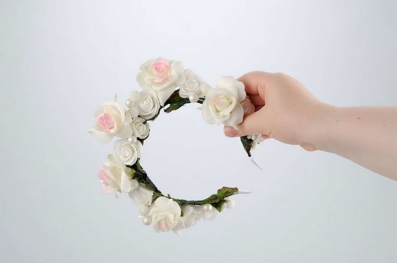 Headband with white artificial roses photo 5