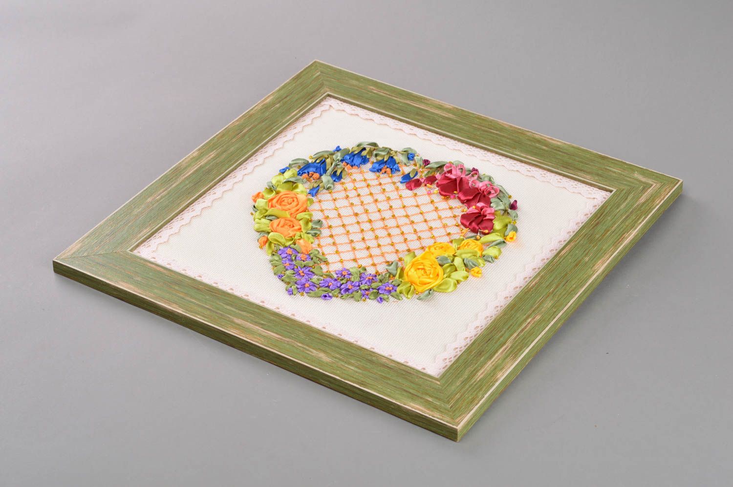 Gesticktes Gemälde mit bunten Blumen aus Atlasbändern im Plastik Rahmen Herz  foto 1