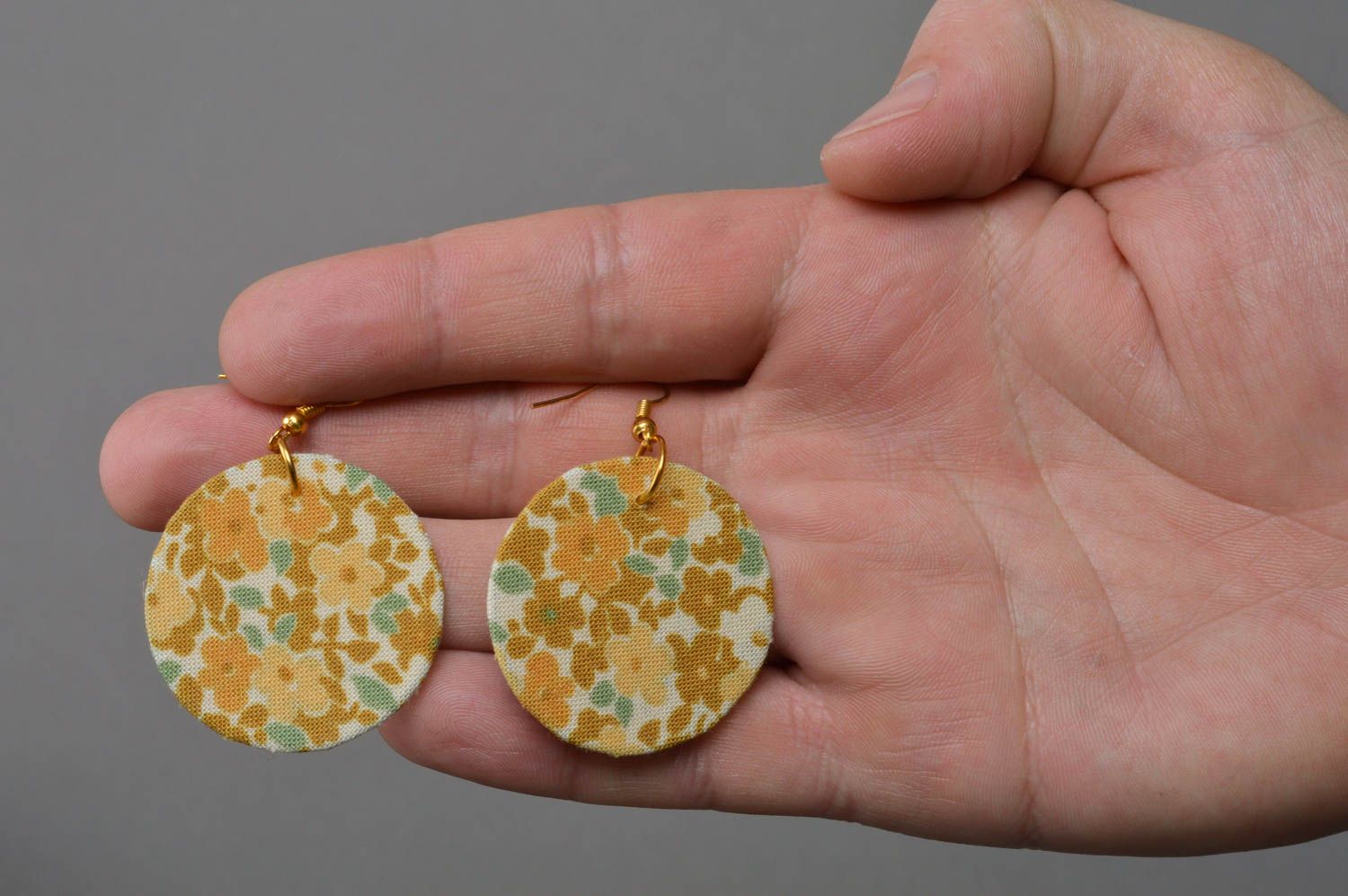 Stilvolle runde künstlerische gelbe Ohrringe aus Textil mit Blumen Print foto 4