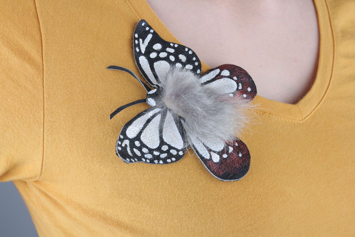 Broche en laine grise et cuir en forme de papillon photo 1