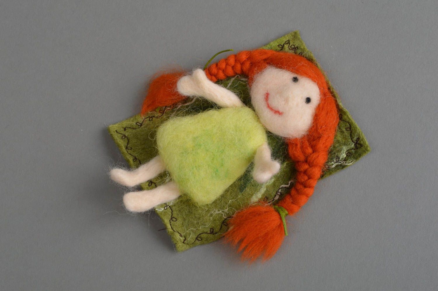 Aimant frigo en laine feutrée naturelle faite main verte poupée aux cheveux roux photo 3