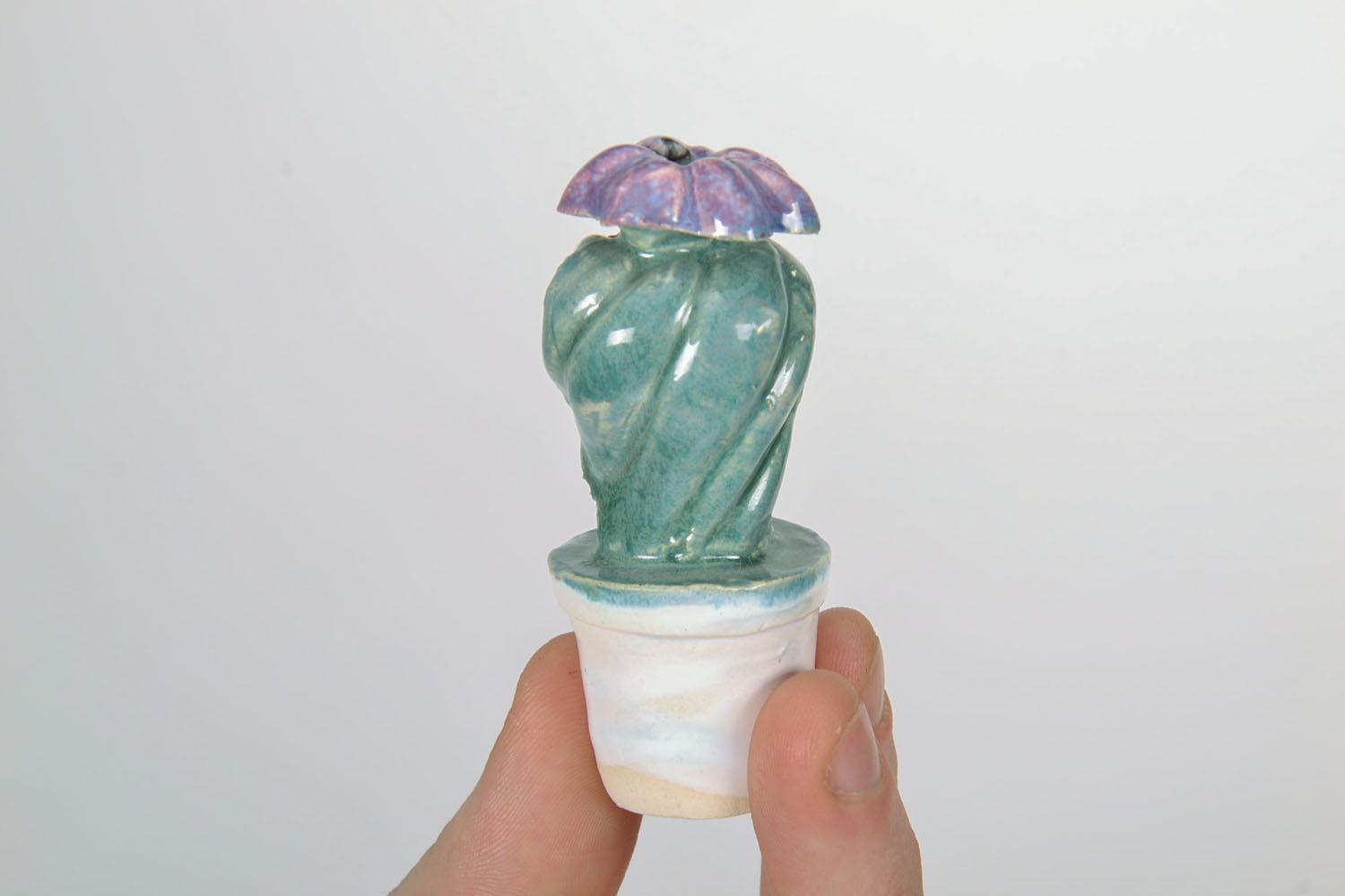 Estatueta de argila artesanal em forma de um cacto florescente  foto 2