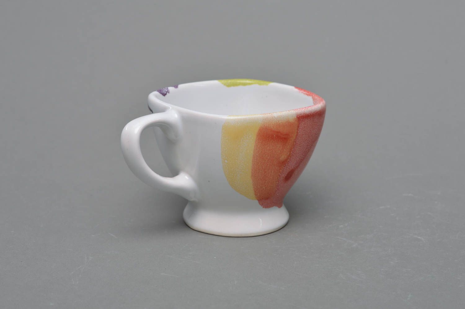 Originelle kleine weiße handgemachte Tasse aus Porzellan mit Glasur Bemalung foto 2