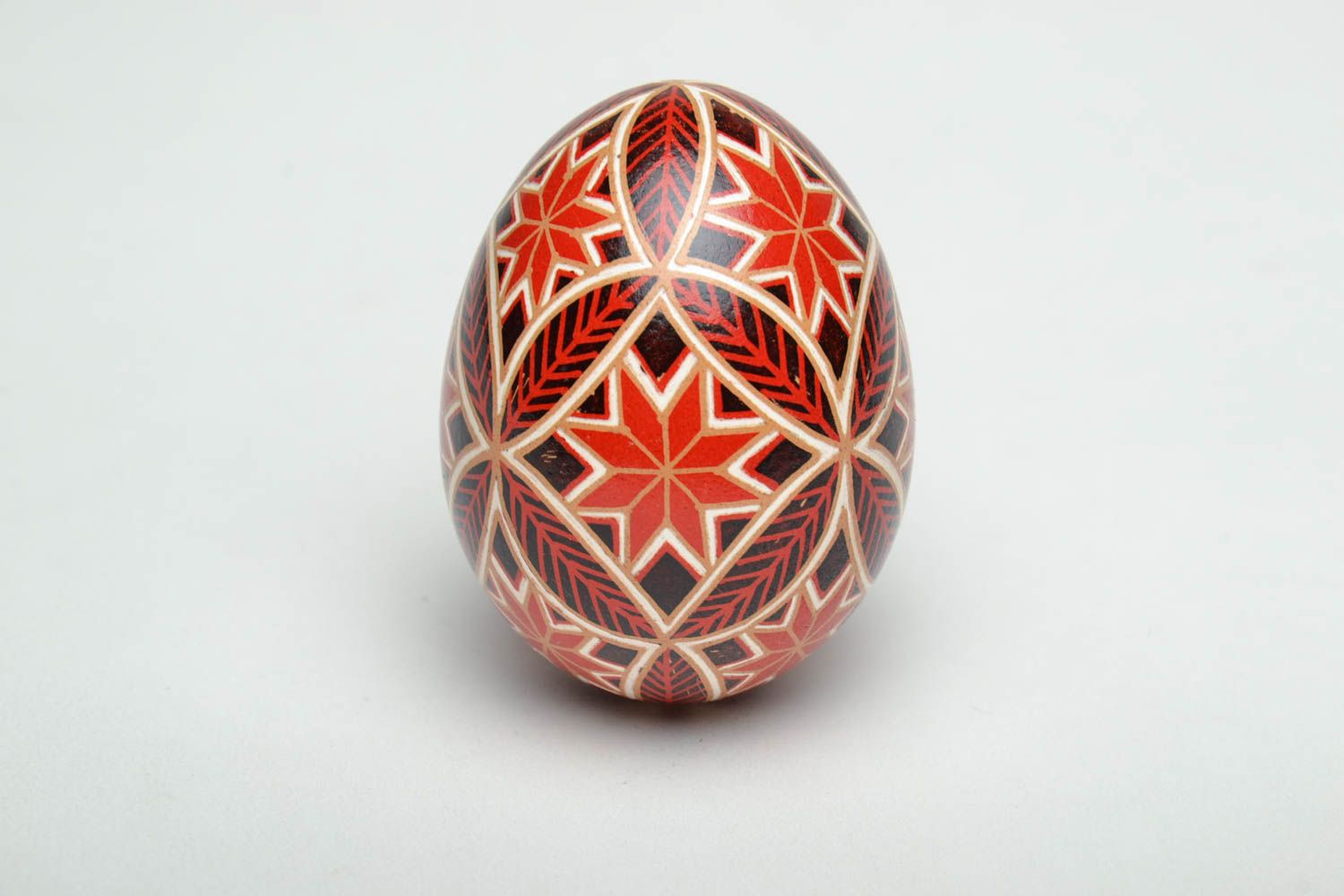 Oeuf de Pâques peint à l'aniline fait main avec symboles traditionnels photo 2