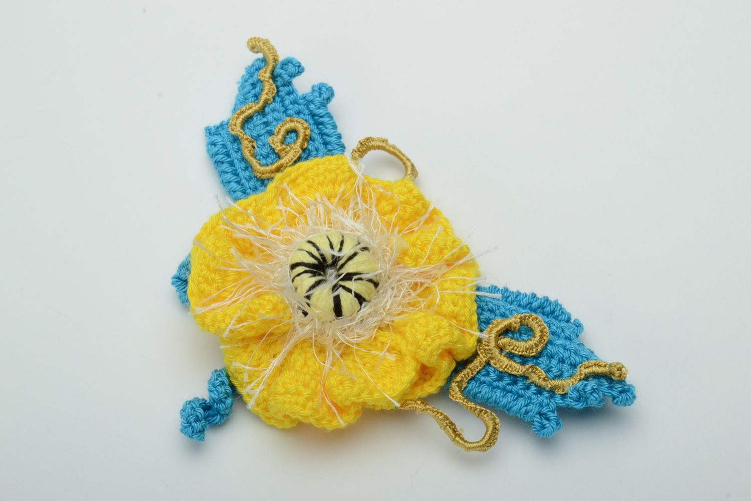 Broche en tissu faite main en fils acryliques et cotonniers Fleur jaune photo 3