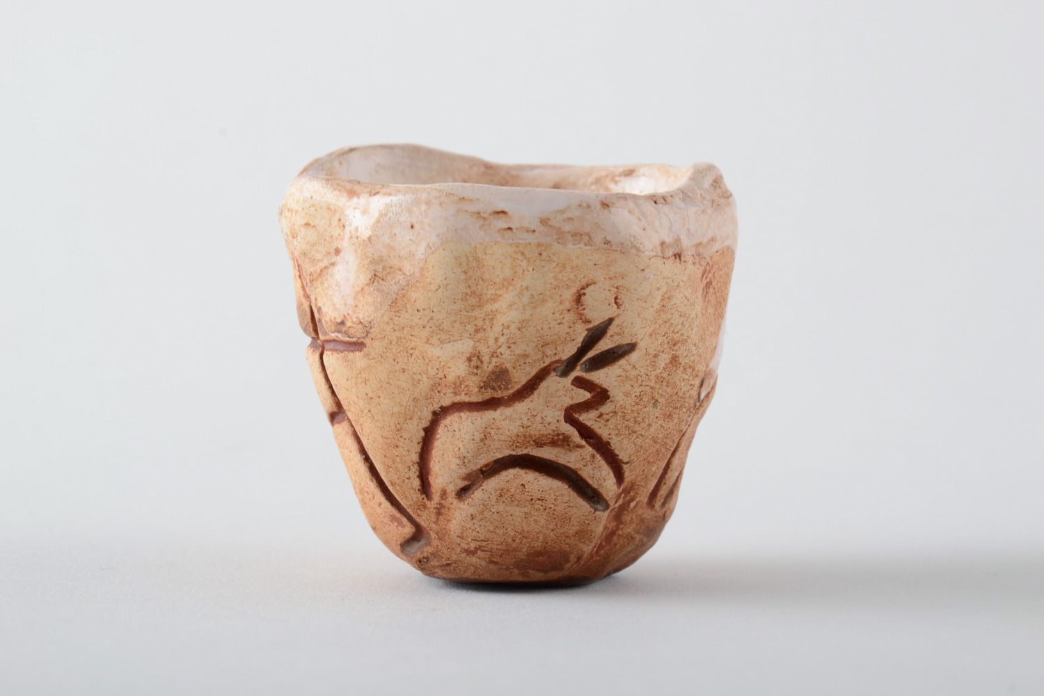 Handgemachtes Keramik Schnapsglas aus Ton mit Glasur bedeckt im Ethno Stil foto 2