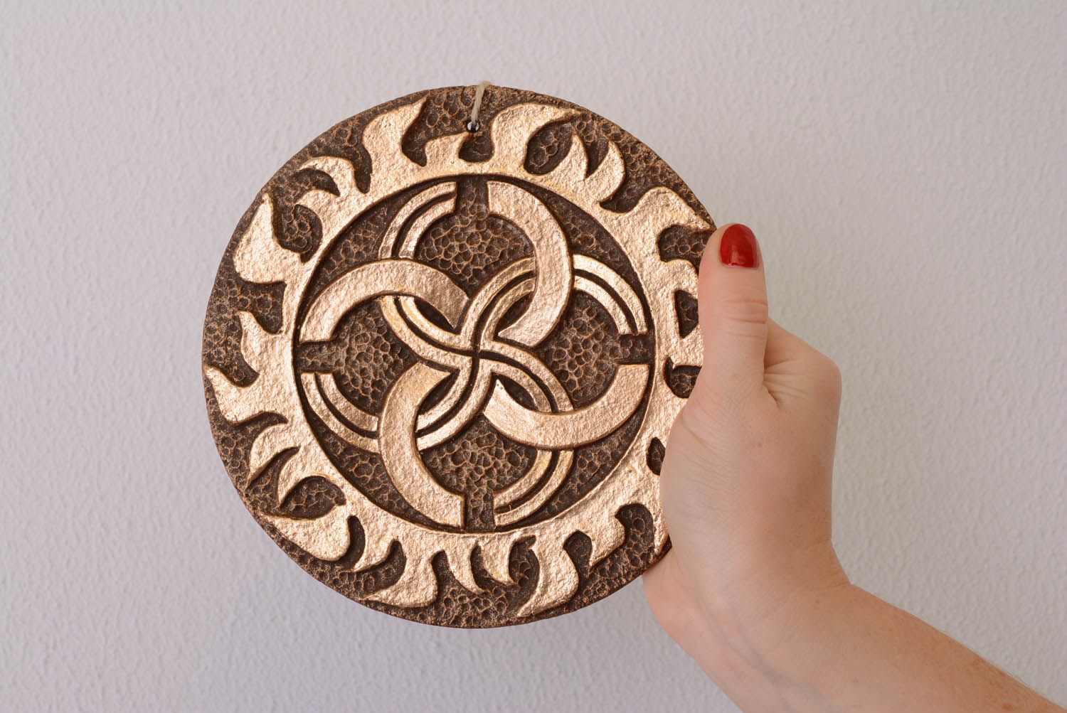 Pingente talismã de interior de cerâmica Svadebnik feito de argila e coberto com potala foto 4