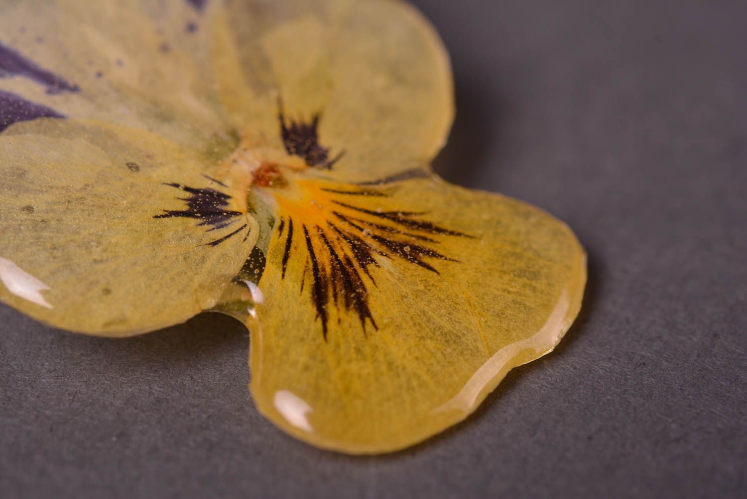 Broche fleur de pensée Bijou fait main recouvert de résine époxyde Cadeau femme photo 4