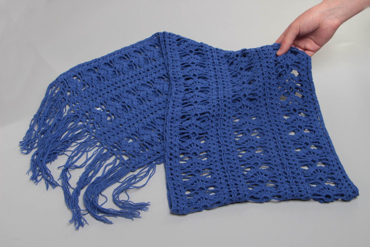 Longue écharpe bleue tricotée en viscose au crochet ajourée faite main originale photo 5