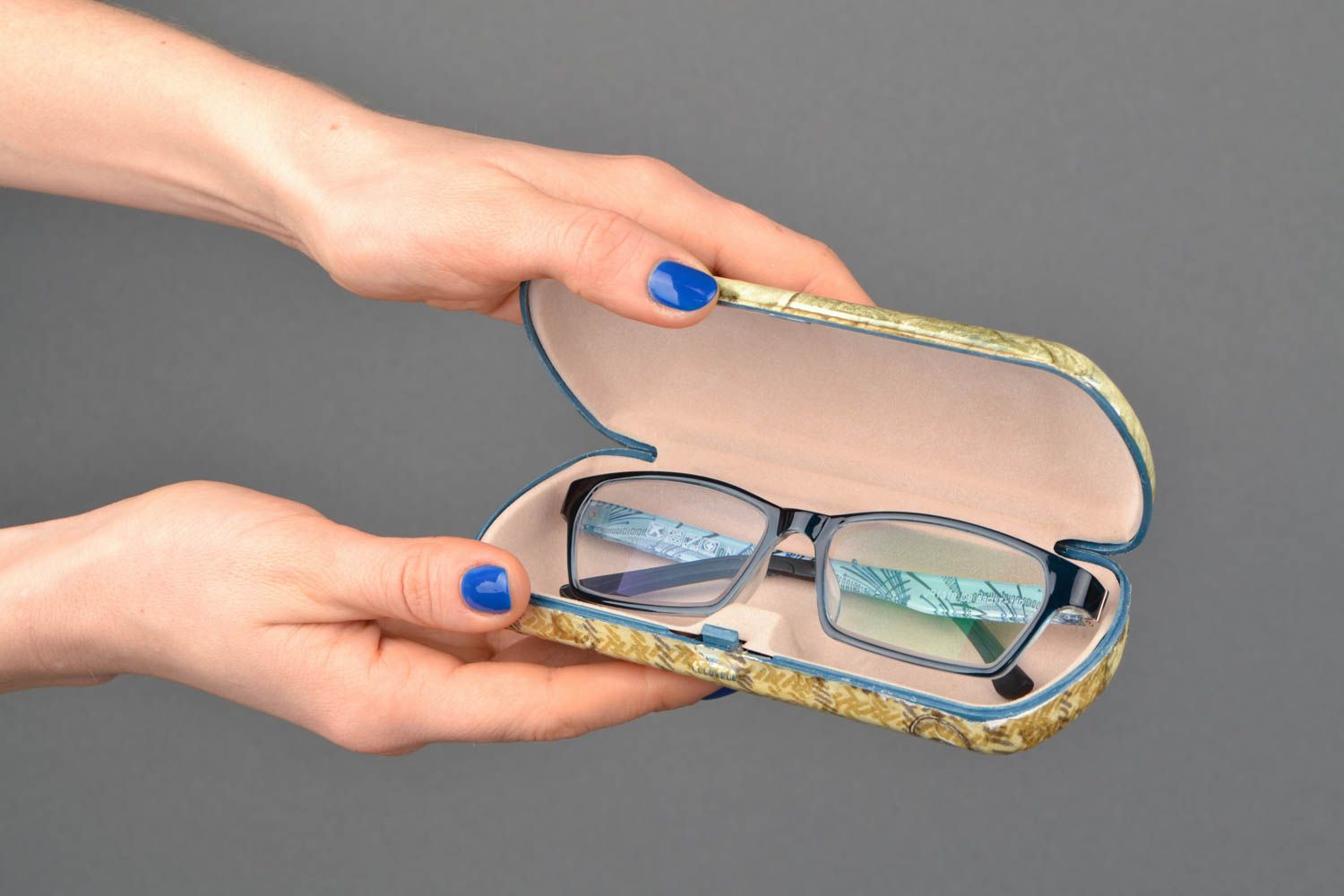 Astuccio per occhiali in plastica fatto a mano porta occhiali in decoupage  foto 2