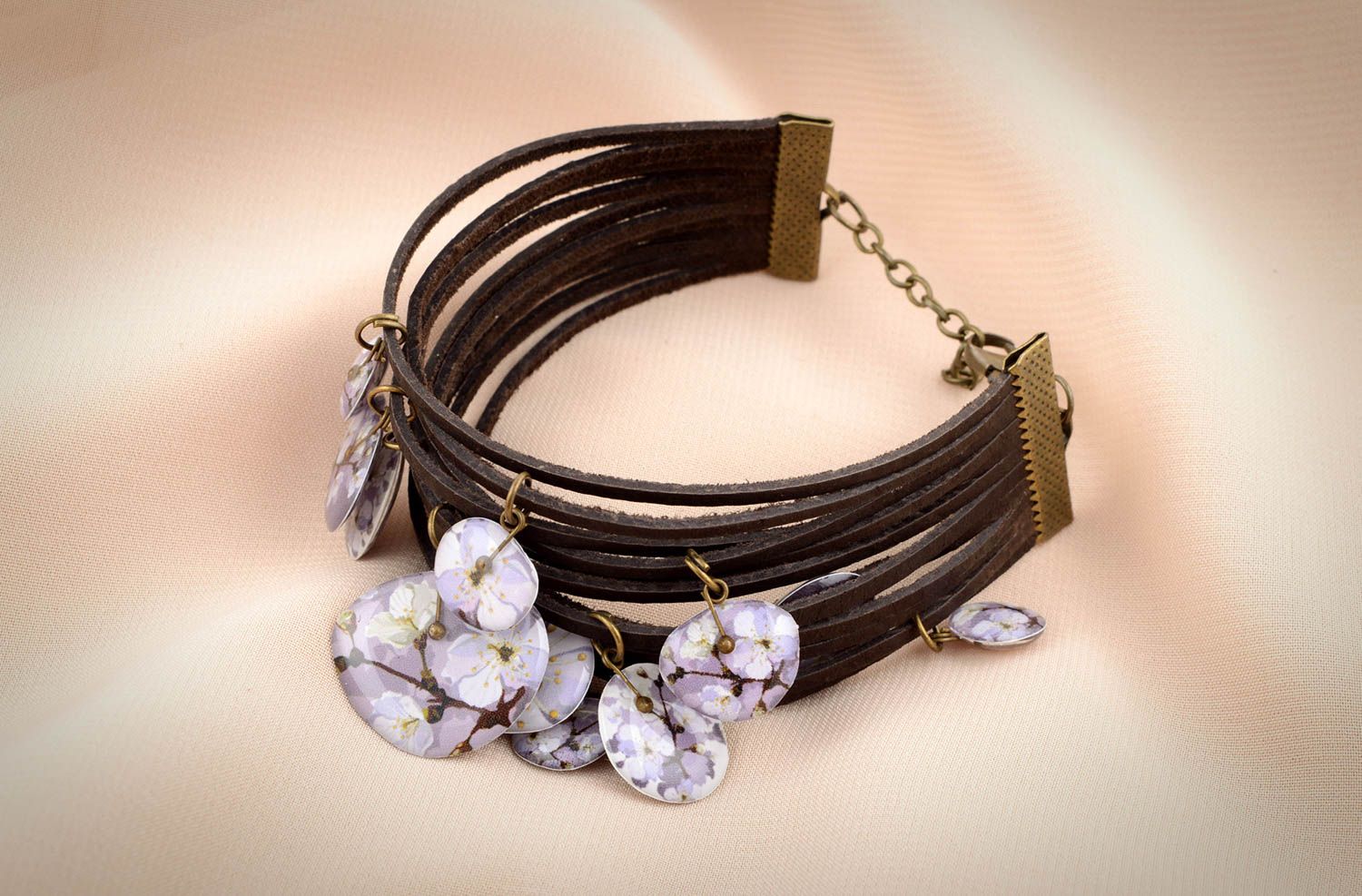 Bracelet cuir marron Bijou fait main large breloques à motif floral Cadeau femme photo 6