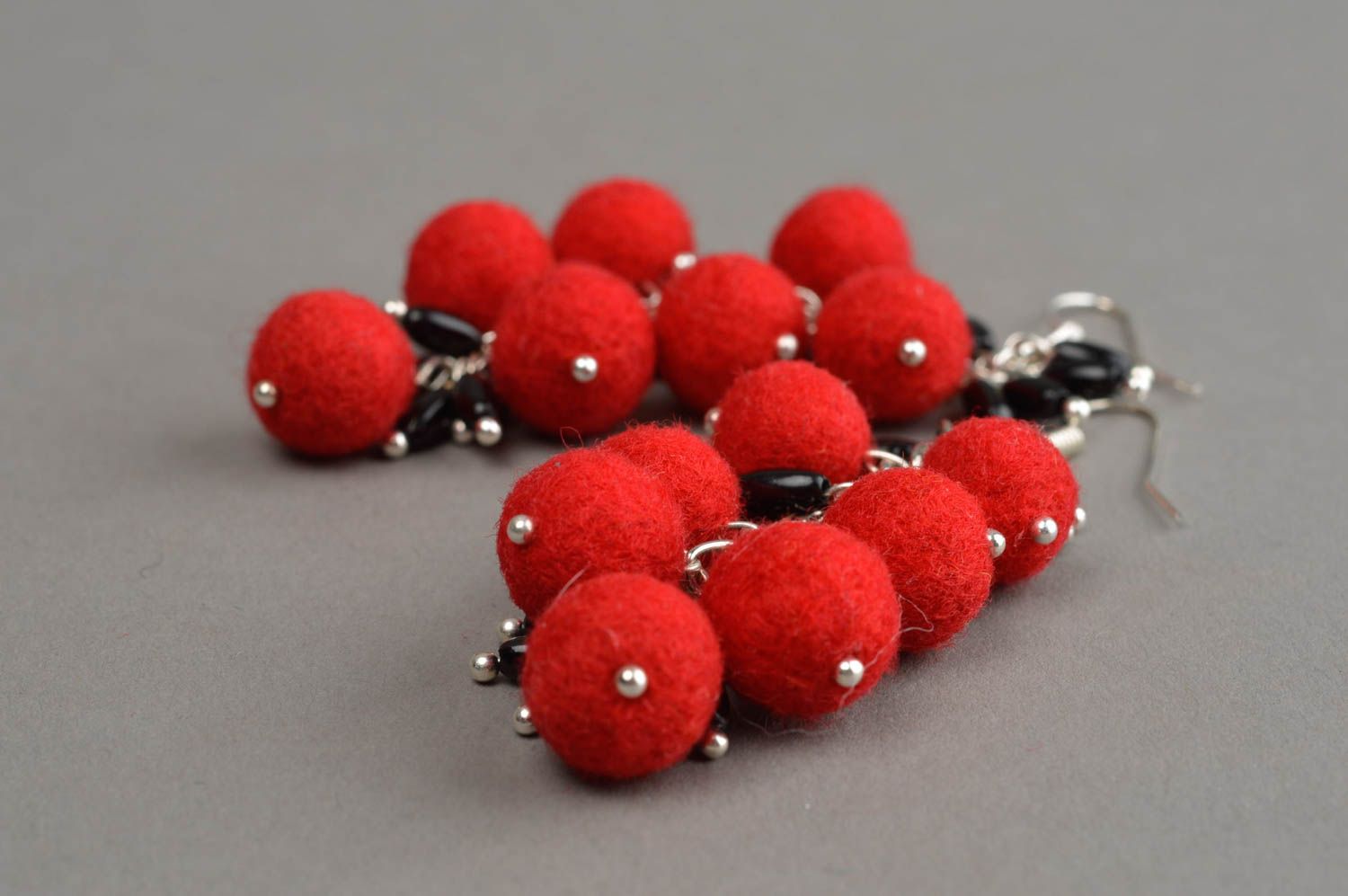 Boucles d'oreilles pendantes rouges grappe en laine feutrée faites main photo 4
