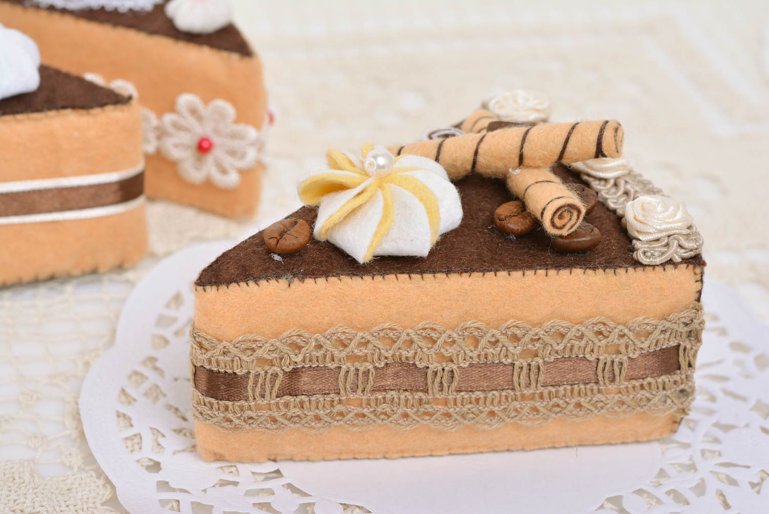 Pique-aiguilles gâteau brun en feutre fait main original accessoire pour couture photo 3