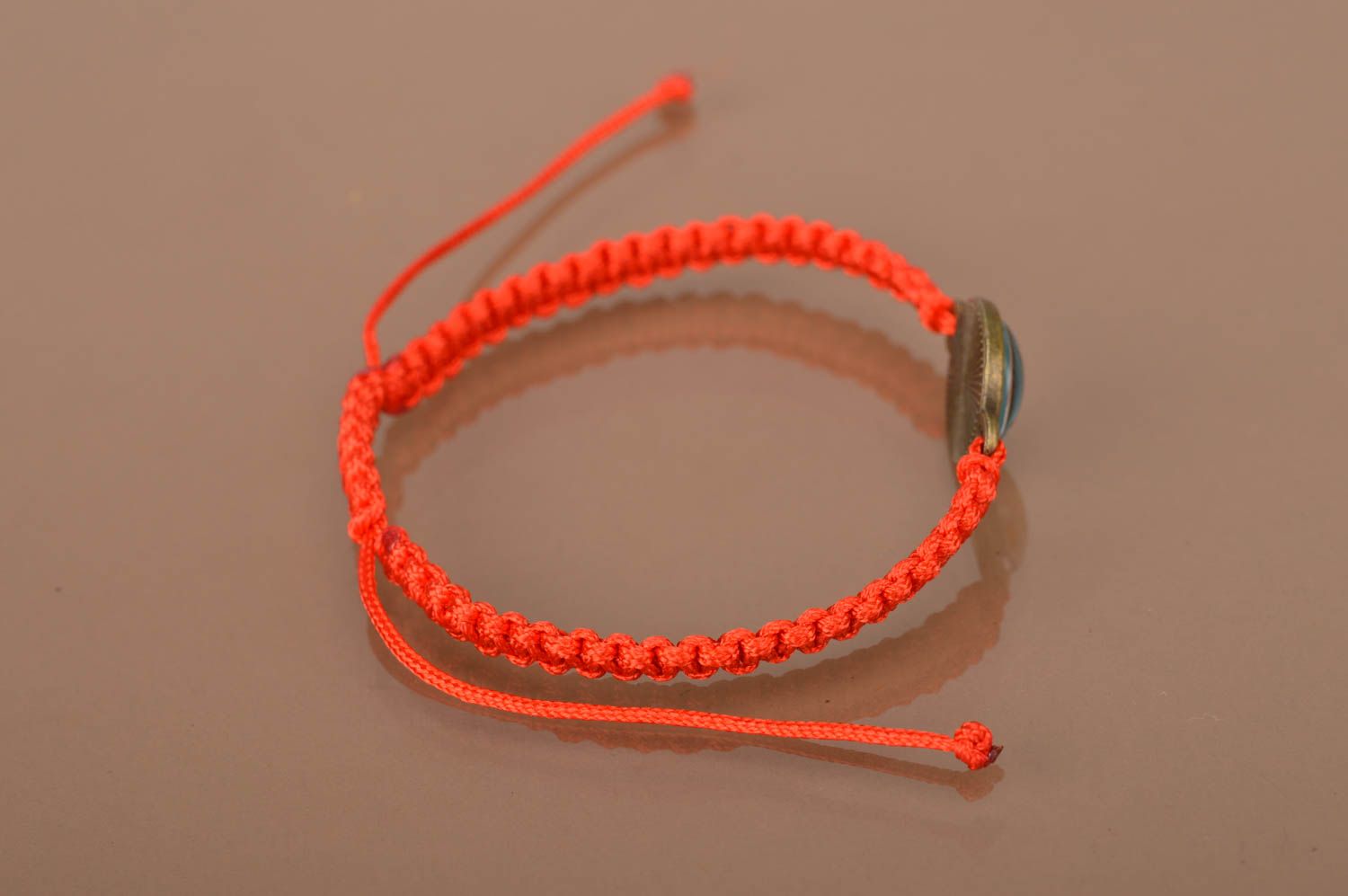Яркий плетеный браслет с оригинальной бусиной из вощеного шнура ручная работа фото 5