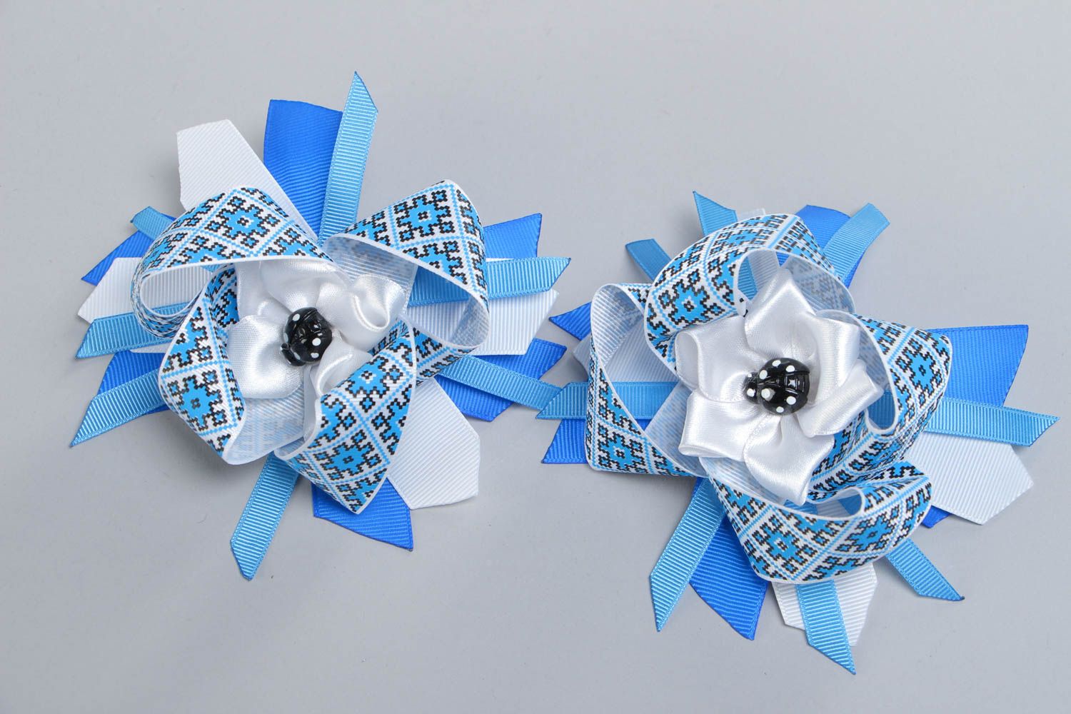 Blau weißes Haargummi Set mit Schleifen aus Atlasbändern 2 Stück Handarbeit foto 2