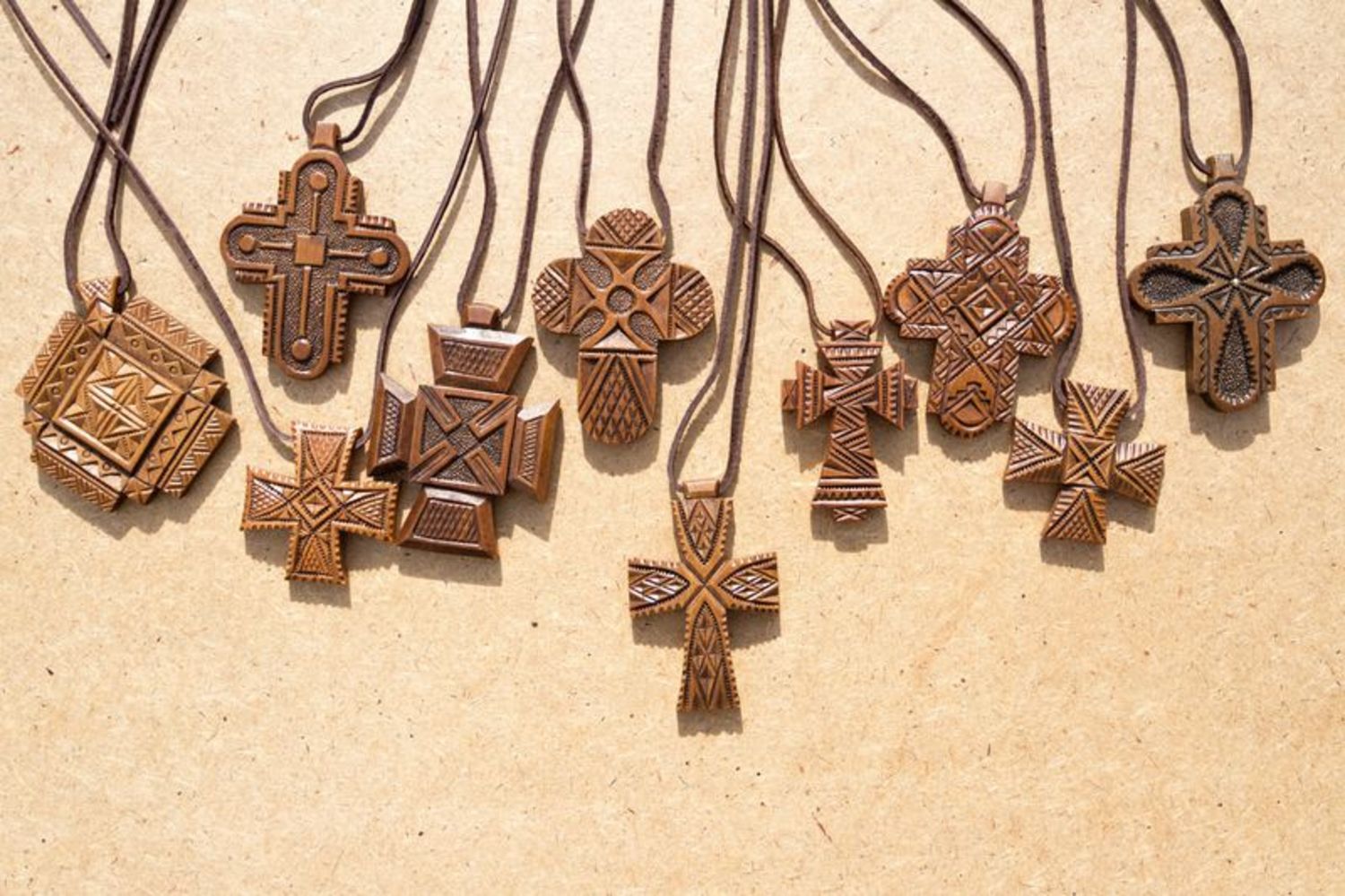 Croce di legno da collo fatta a mano croce intagliata in legno con laccio
 foto 2