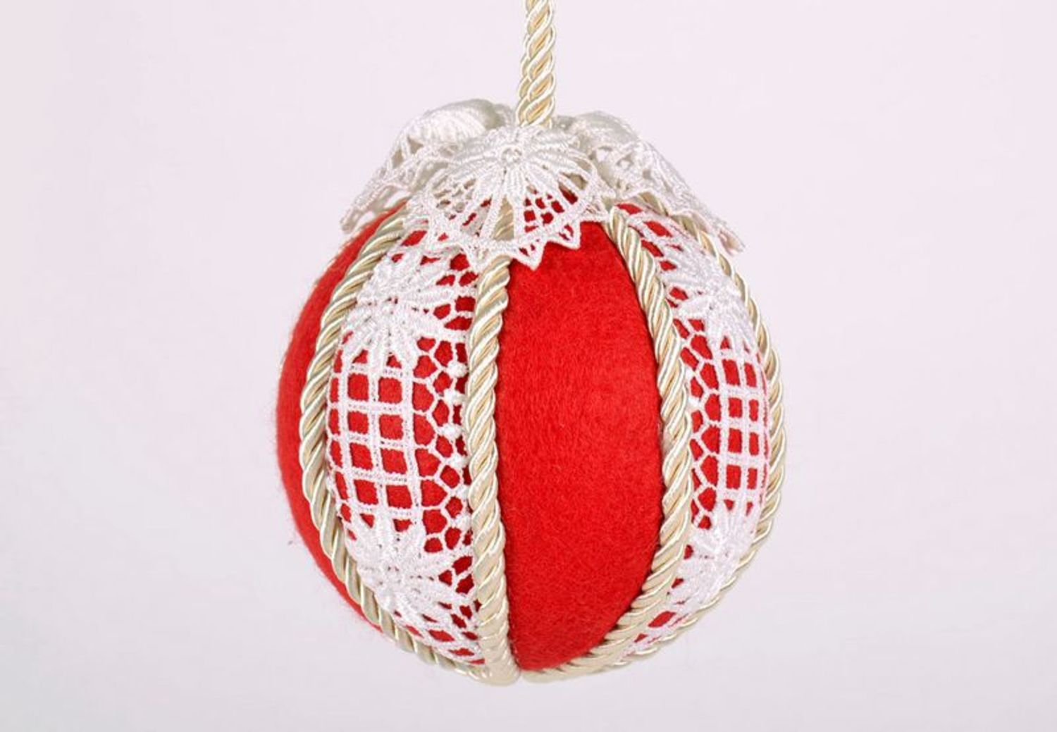 Brinquedo para árvore de Natal em forma de uma bola foto 1