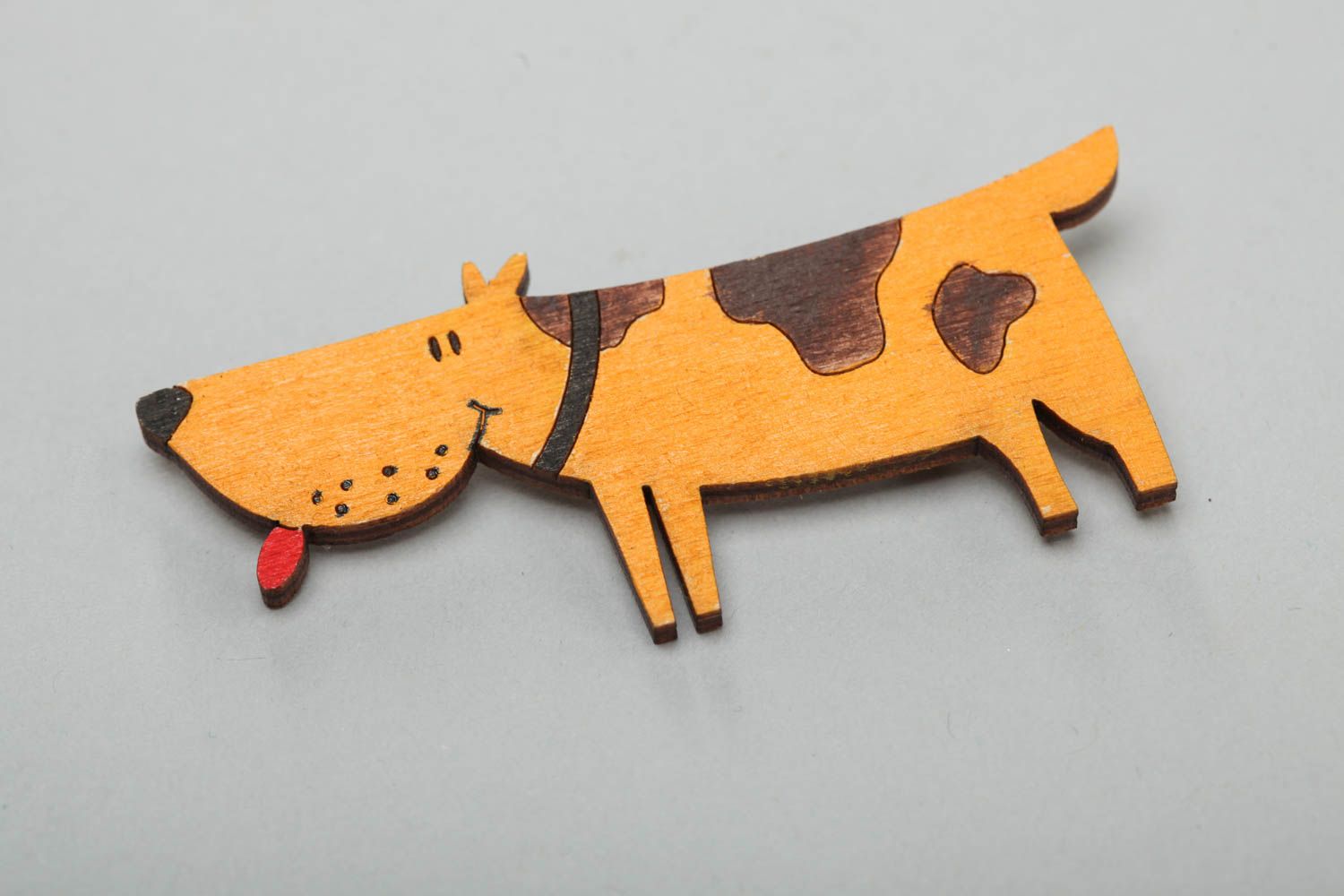 Детская фанерная брошь расписанная акриловыми красками ручной работы в виде собаки фото 2