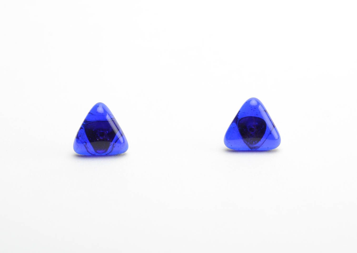 Boucles d'oreilles puces en verre technique fusing faites main triangles bleus photo 5