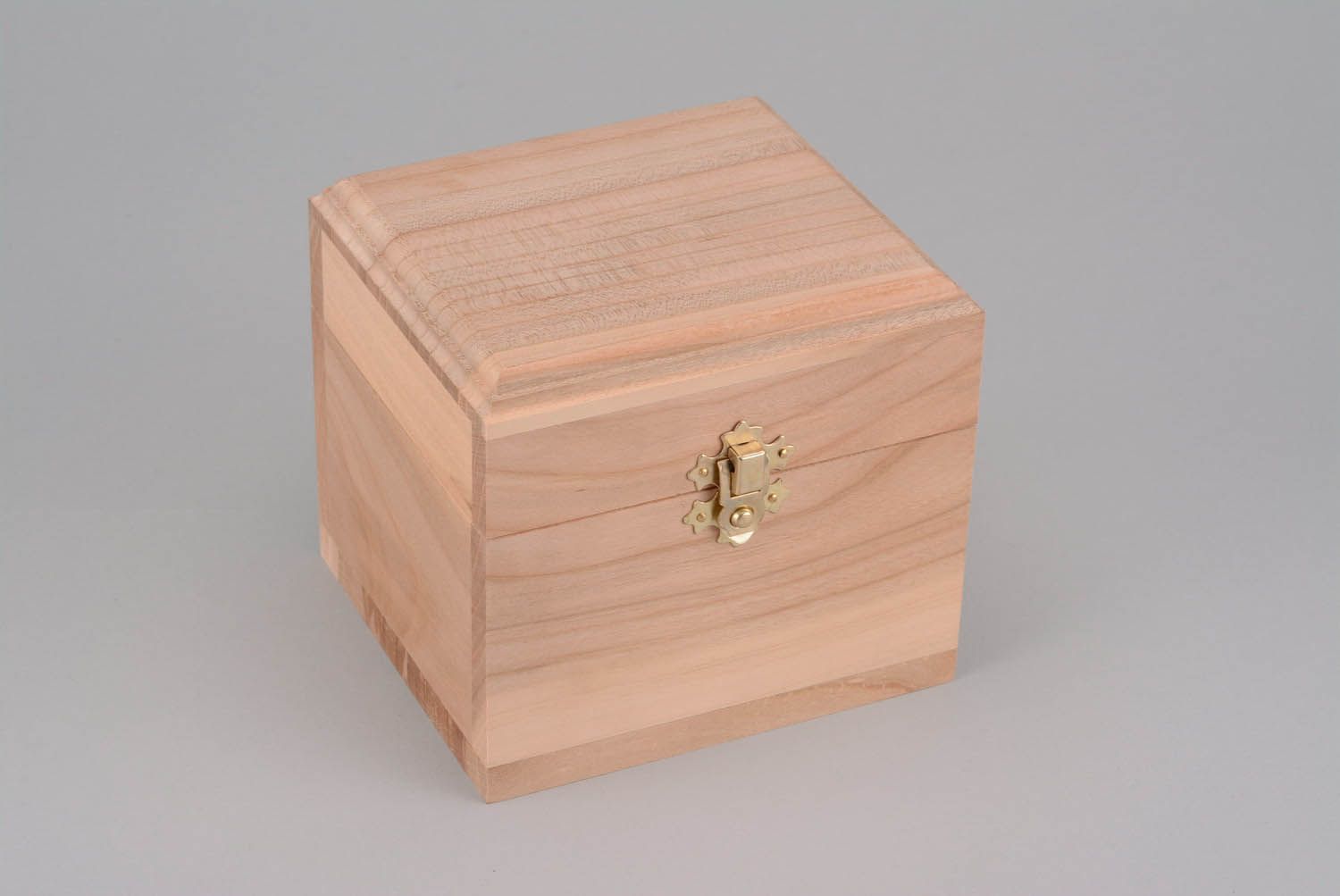 Caja de madera en blanco con cierre foto 2