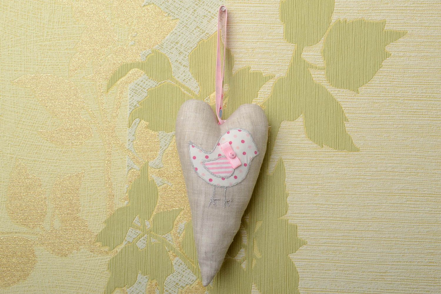 Suspension décorative Coeur gris petit coton décoré d'oiseau rose fait main photo 1