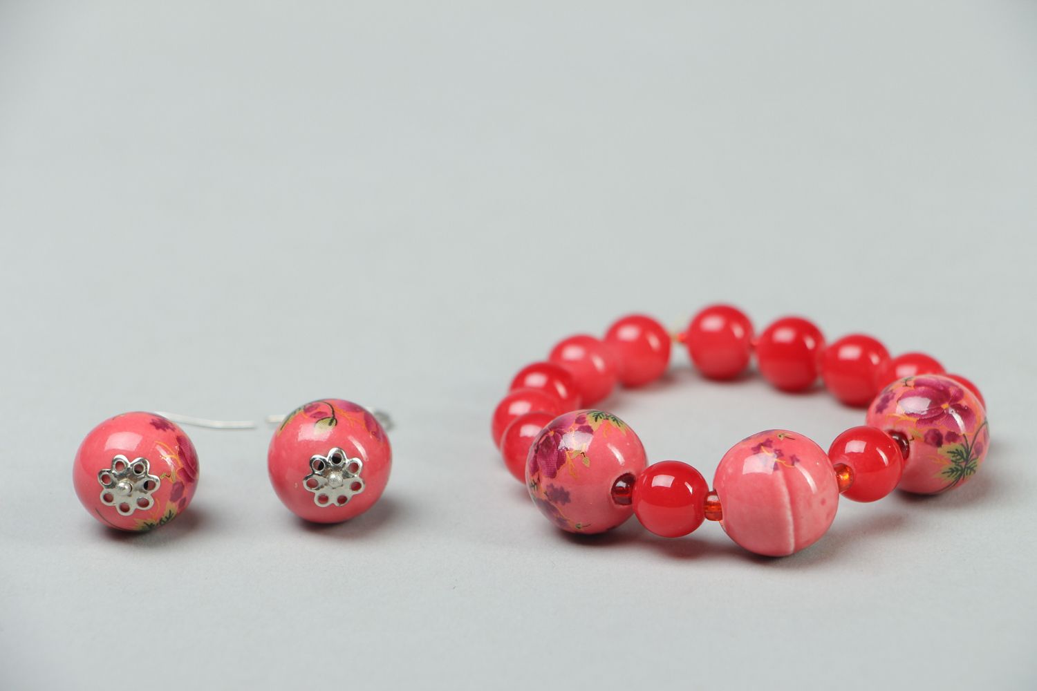Boucles d'oreilles et bracelet artisanaux rouges avec perles fantaisie photo 3