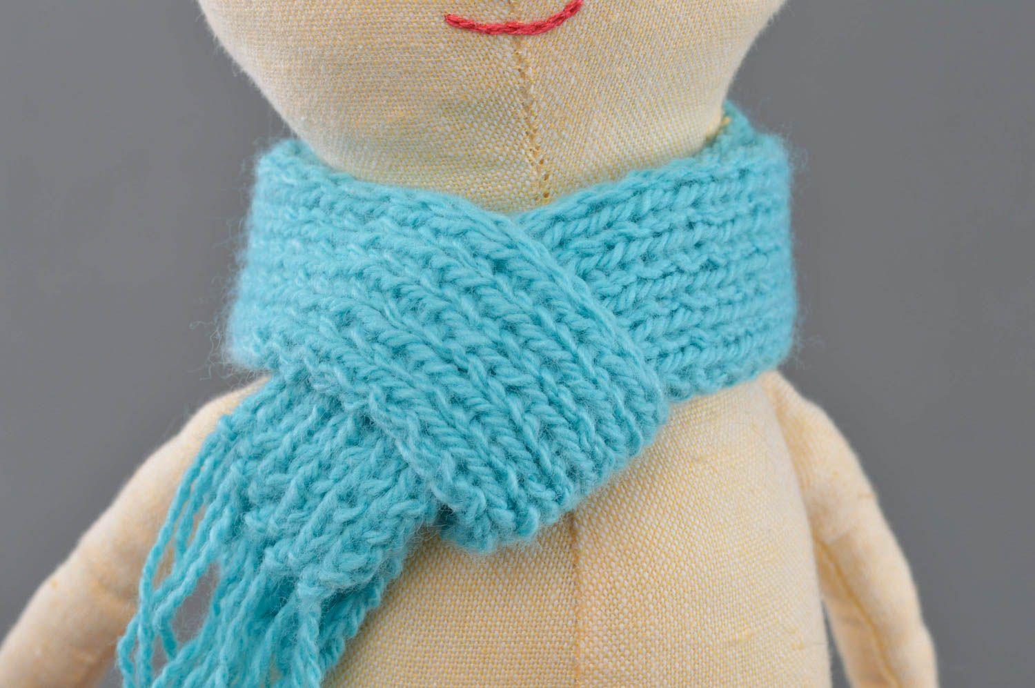Мягкая тканевая игрушка ручной работы для детей льняная котик с шарфом фото 2
