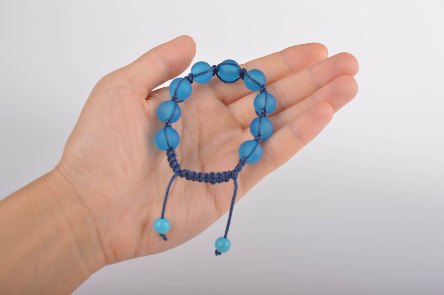 Голубое украшение ручной работы браслет из бусин браслет бижутерия авторский фото 3