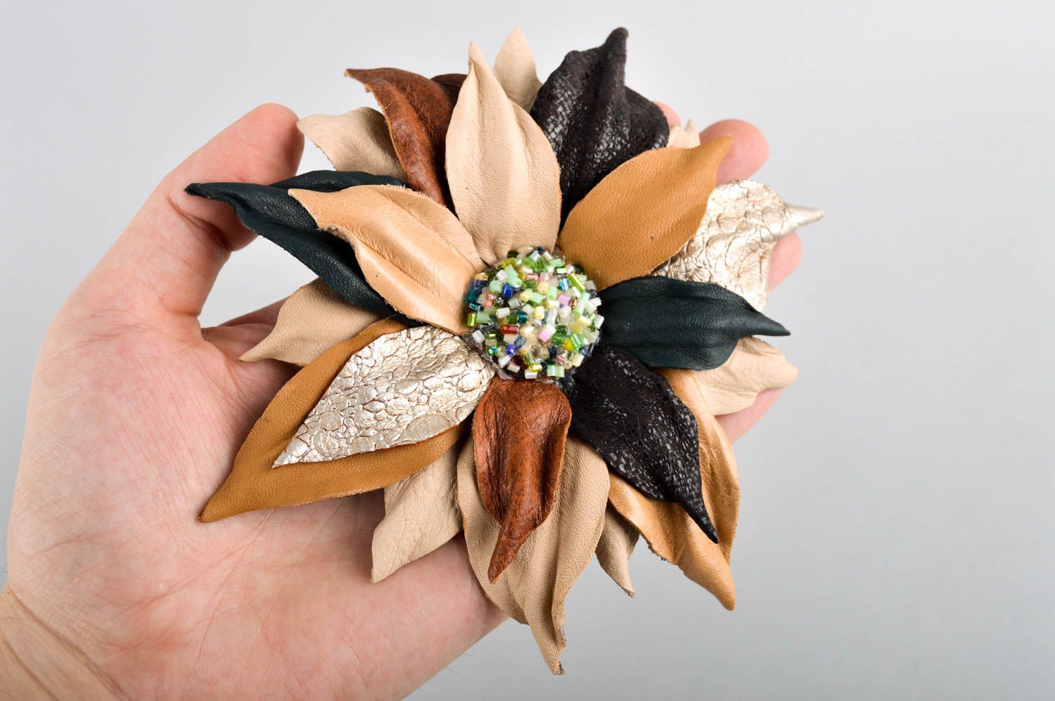 Broche en cuir naturel Accessoire fait main grosse fleur Cadeau pour femme photo 5