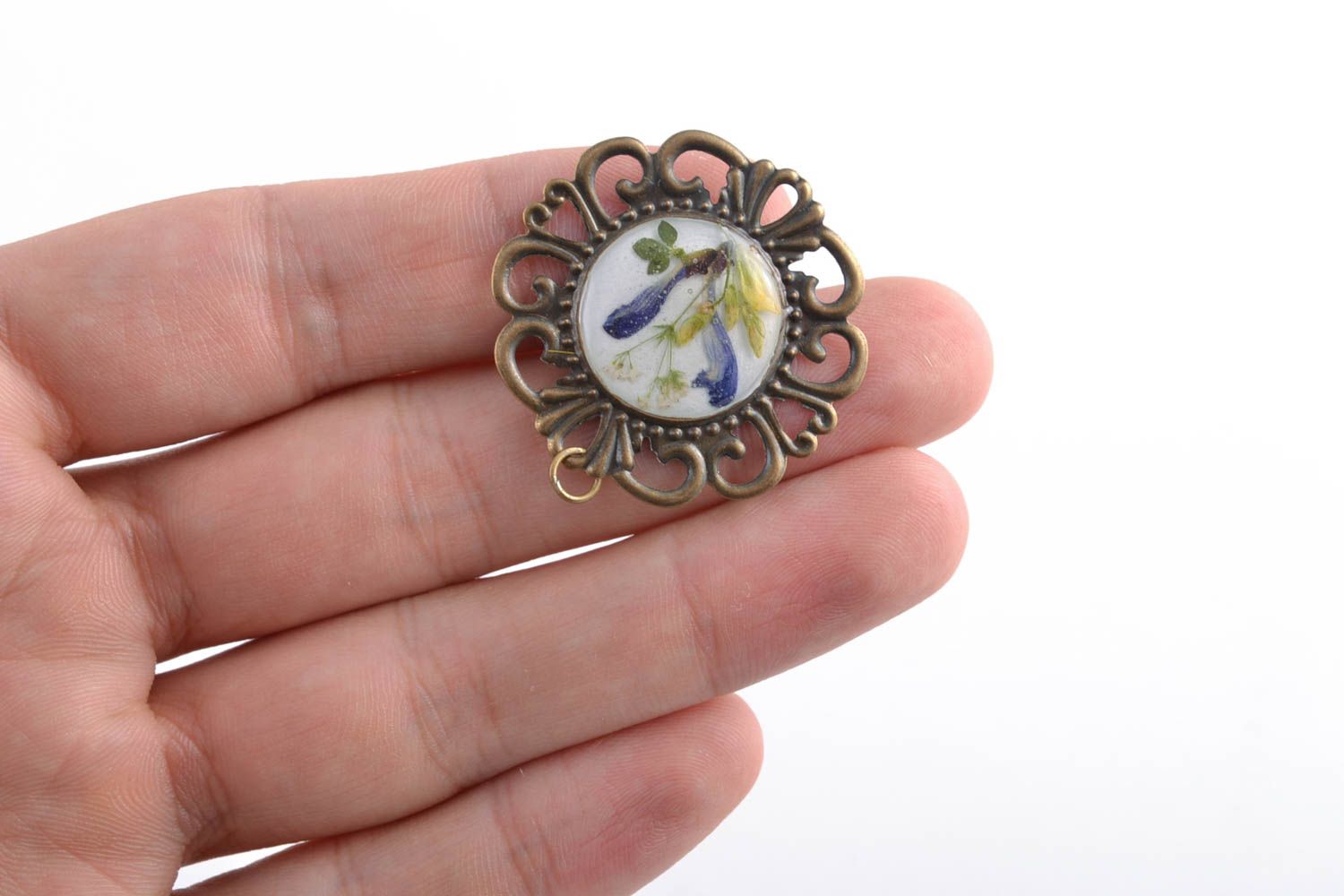 Lacy pendant with real flower coated with epoxy photo 4